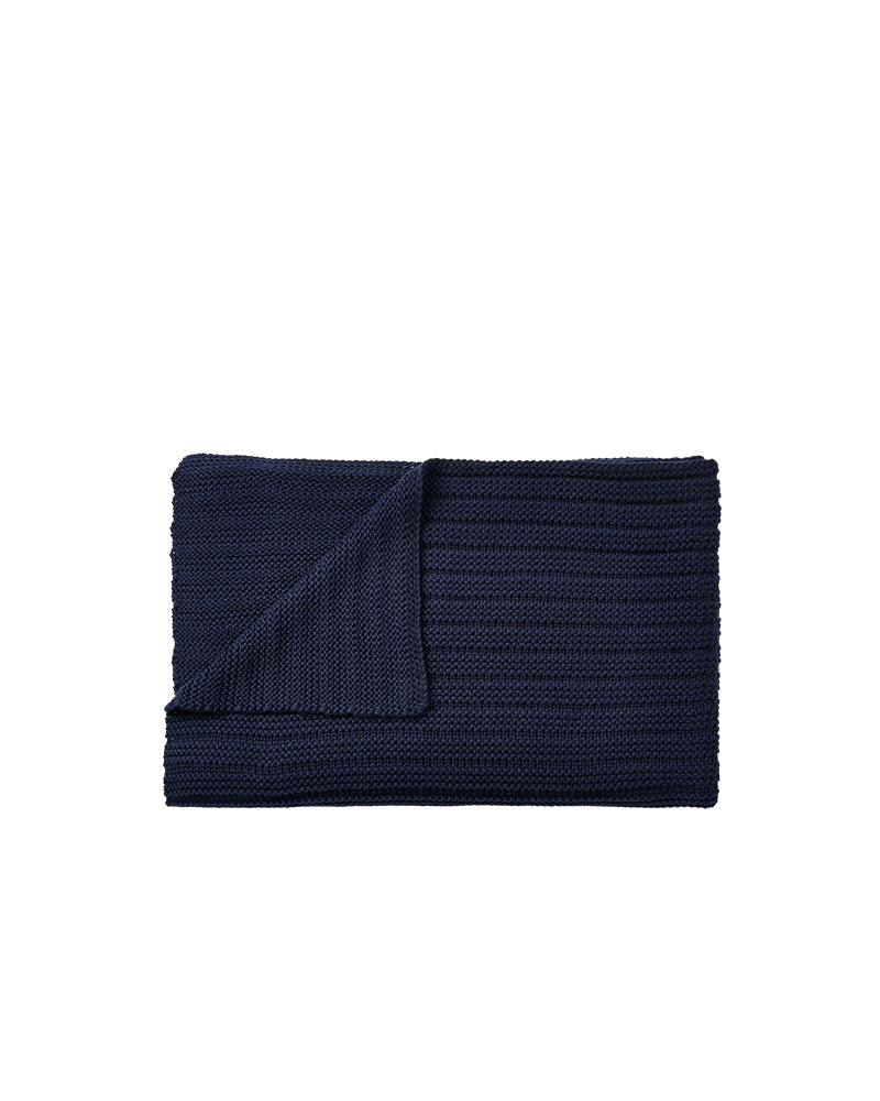 Ample Blåt throw tæppe fra Muuto i taktil, underspillet struktur, frisørudstyr til frisørsalon